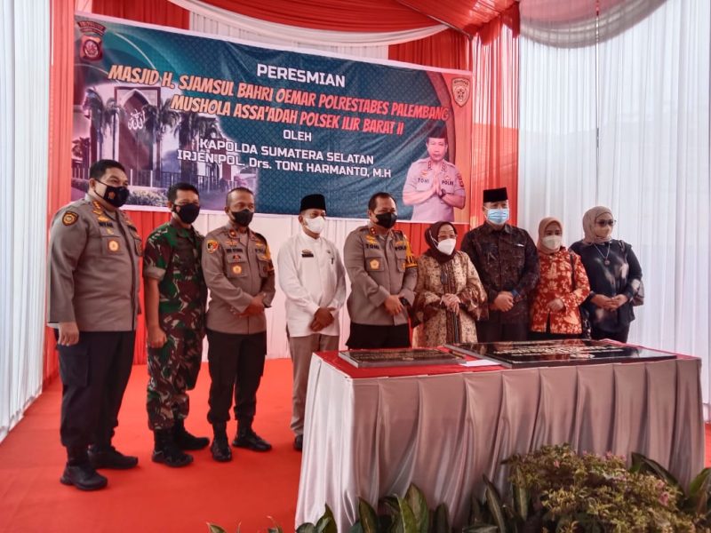 Peresmian masjid HSO tersebut diresmikan secara langsung oleh Kapolda Sumsel Irjen Toni Harmanto, Kamis [23/12/2021], sekaligus menandakan masjid yang mulai dibangun tahun 2019 lalu didominasi arsitektur timur tengah ini, resmi digunakan.