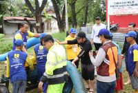 Gubernur Provinsi Sumsel H Herman Deru ditemani putrinya yang jugas sebagai Duta Literasi Provinsi Sumsel, Ratu Tenny Leriva HD, melakukan gerak cepat dengan menyusuri titik-titik yang menjadi penyebab terjadinya banjir tersebut, Sabtu [25/12].