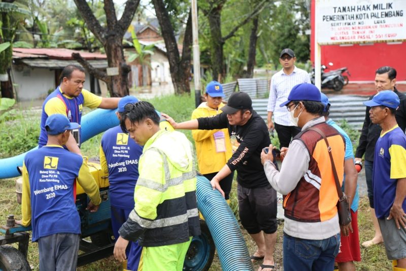 Gubernur Provinsi Sumsel H Herman Deru ditemani putrinya yang jugas sebagai Duta Literasi Provinsi Sumsel, Ratu Tenny Leriva HD, melakukan gerak cepat dengan menyusuri titik-titik yang menjadi penyebab terjadinya banjir tersebut, Sabtu [25/12].