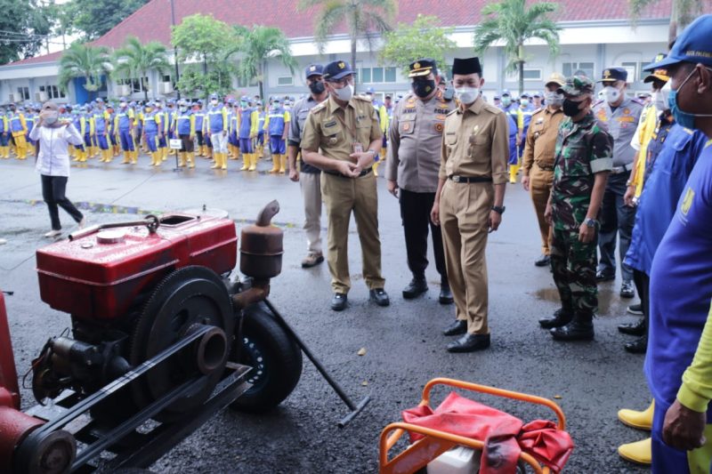 Walikota Palembang H Harnojoyo saat memimpin Apel Siaga Banjir dan mengecek langsung kesiapan peralatan termasuk armada dalam penanganan banjir di halaman kantor Dinas PUPR Palembang.