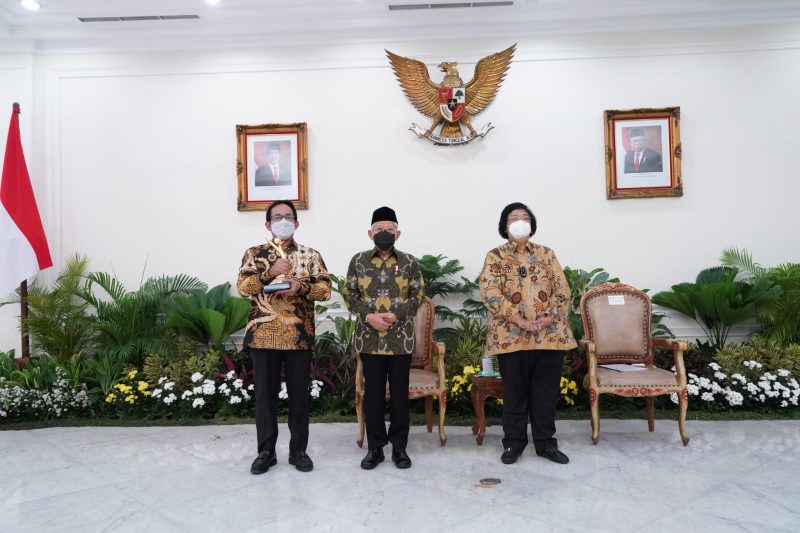 Penghargaan diserahkan langsung oleh Wakil Presiden RI, Ma’ruf Amin didampingi Menteri Lingkungan Hidup dan Kehutanan RI Siti Nurbaya kepada Direktur Utama Bukit Asam, Arsal Ismail di Istana Wakil Presiden, Jakarta Pusat, Selasa [28/12/2021].