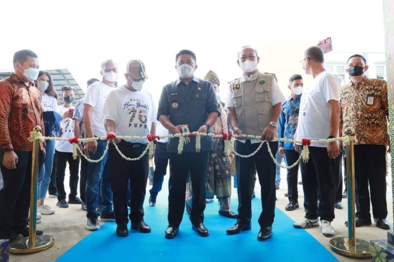 Gubernur Sumsel H Herman Deru saat menghadiri puncak peringatan Hari Bakti PUPR ke-76 Provinsi Sumsel yang di pusatkan di UPT Workshop PUBM Provinsi Sumsel di Kecamatan Alang-Alang Lebar, Jumat [3/12] pagi. 