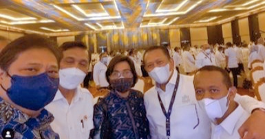 Momen foto bersama Menteri Keuangan Sri Mulyani bersama Ketua MPR Bambang Soesatyo di sela Rapimnas Kadin Indonesia di BNDCC, Bali, Jumat [3/12/2021]
