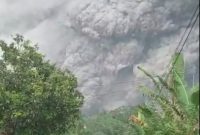 BENCANA erupsi Gunung Semeru yang melanda pada Sabtu [4/12] berdampak pada ribuan orang di Kabupaten Lumajang, Jawa Timur mengungsi. 