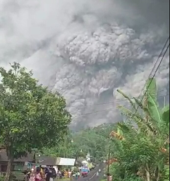 BENCANA erupsi Gunung Semeru yang melanda pada Sabtu [4/12] berdampak pada ribuan orang di Kabupaten Lumajang, Jawa Timur mengungsi. 