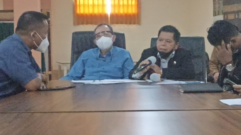 Direktur Rumah Sakit [RS] Islam Ar Rasyid Palembang, Kolonel CPM [Purn] dr Tony Siguntang SP THT didampingi Kuasa Hukumnya, Junaidi Aziz SH MH menyampaikan kronologis terkait dugaan persoalan persalinan seorang pasien hingga pengusiran Jurnalis. 