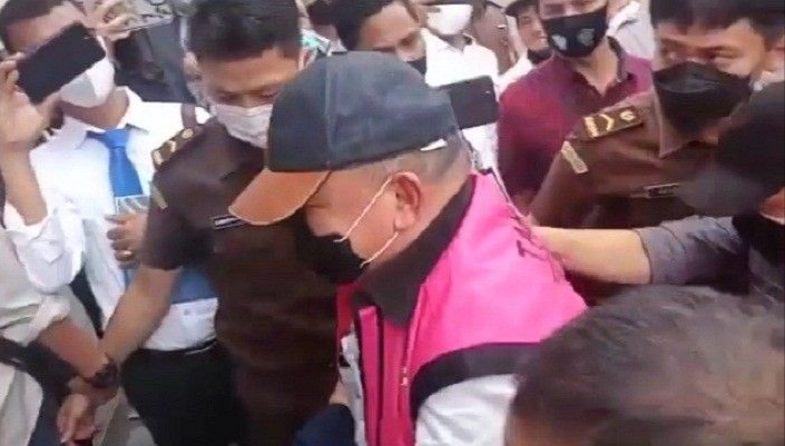 Tiba di Palembang, keempat tersangka perkara dugaan korupsi Pembelian Gas Bumi oleh Badan Usaha Milik Daerah [BUMD] Perusahaan Daerah Pertambangan dan Energi [PDPDE] Sumatera Selatan sempat dibawa ke Kejaksaan Negeri [Kejari] Palembang untuk menjalani tes PCR.