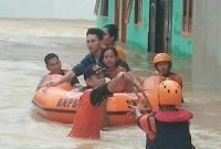 BPBD dan Tim SAR Sumsel dan Muaraenim mengevakuasi warga yang terdampak banjir