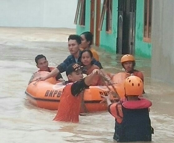 BPBD dan Tim SAR Sumsel dan Muaraenim mengevakuasi warga yang terdampak banjir