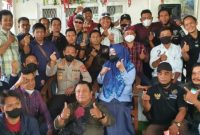 Tampak jalinan hubungan kemitraan, keharmonisan dan kekeluargaan berbaur jadi satu saat secara tiba tiba Kabid Humas Polda Sumsel Drs Supriadi MM merayakan hari jadi usianya yang menginjak ke 52 tahun bertempat di Cafe Tasha, Senin [27/12].