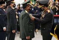 Kapolri Jenderal Listyo Sigit Prabowo menyematkan Bintang Bhayangkara Pratama ke pada Pati Polri-TNI dan ASN