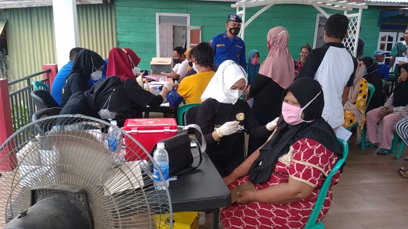 Polairud Polrestabes Palembang Gelar Vaksinasi COVID-19 bagi Warga Pesisir Pulau Kemaro