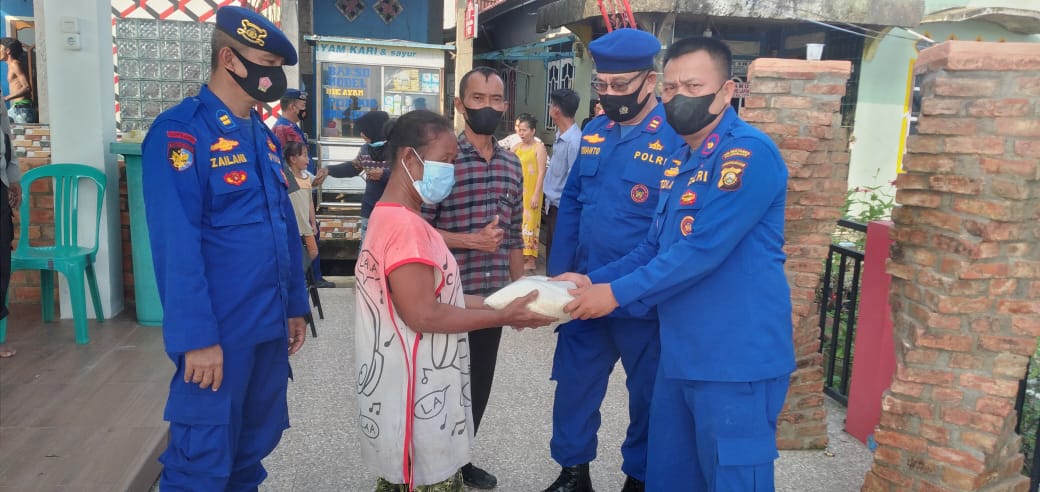 Polairud Polrestabes Palembang Gelar Vaksinasi COVID-19 bagi Warga Pesisir Pulau Kemaro dan membagikan bantuan berupa sembako