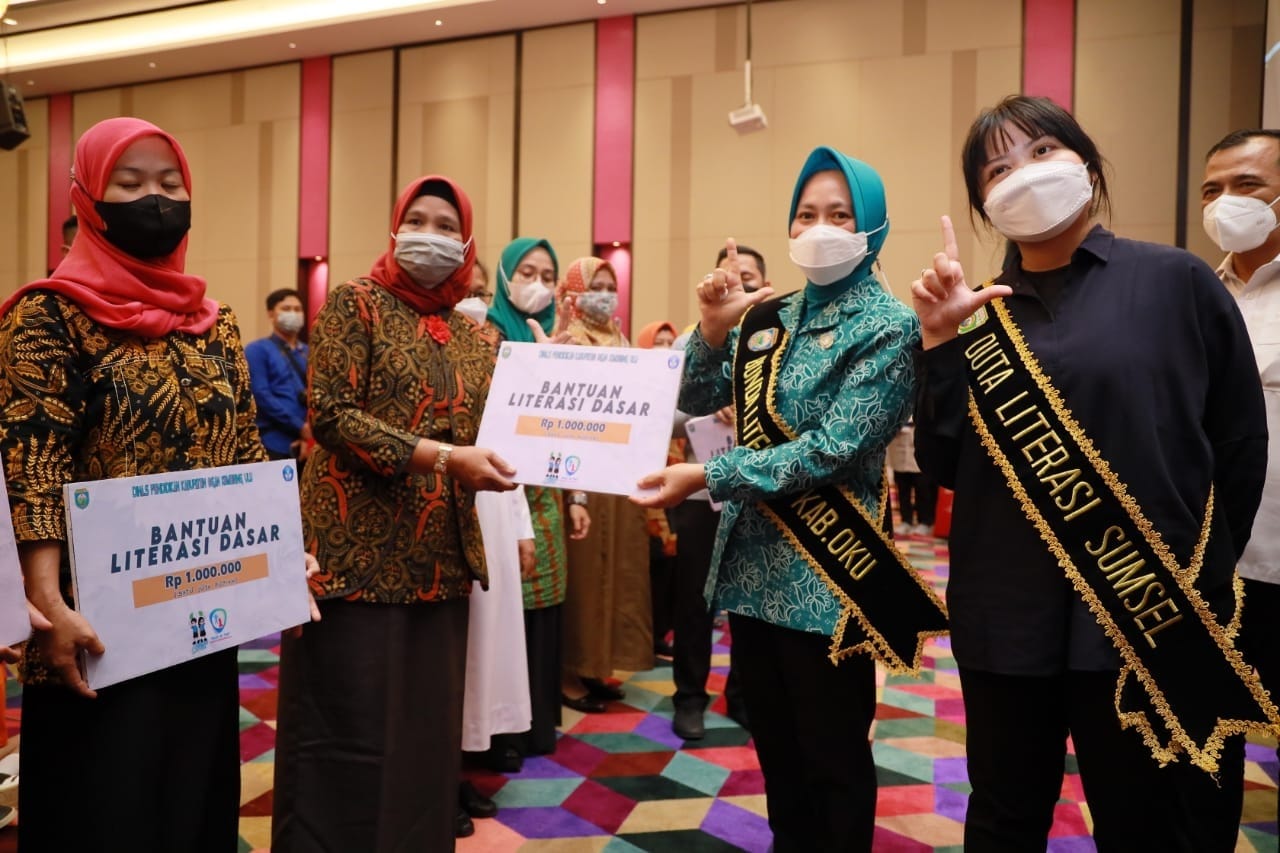 Saat memberikan tebakan dan berinteraksi dengan anak-anak PAUD mengenalkan literasi, Gubernur Sumsel H Herman Deru tampak didampingi Duta Literasi Sumsel Hj Ratu Tenny Leriva.