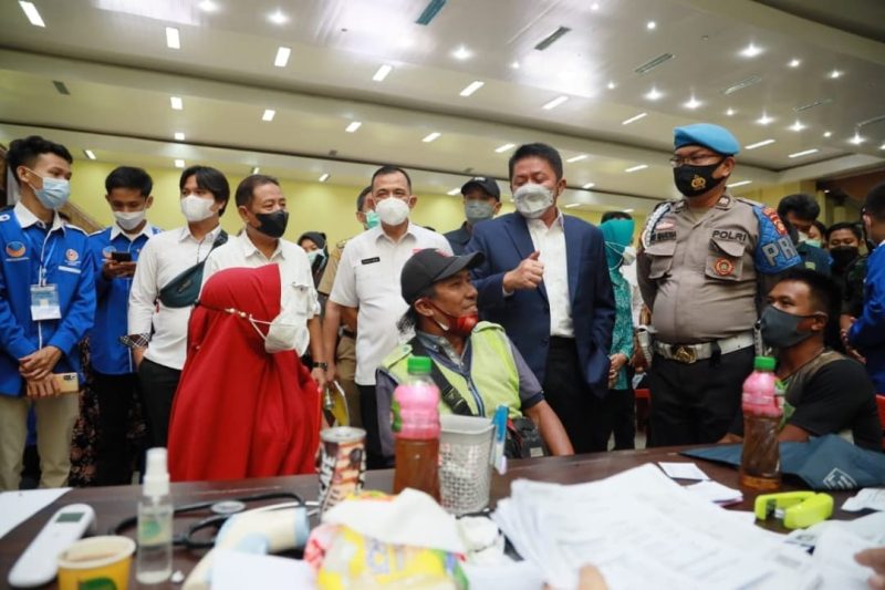 Gubernur Sumsel H Herman Deru meninjau vaksinasi massal yang digelar Leanpuri Center & Foundation bekerjasama dengan Liga Mahasiswa Nasdem di Gedung Kesenian Baturaja, Kabupaten Ogan Komering Ulu [OKU], Senin [6/12] pagi.