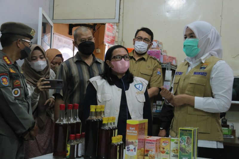 Balai Besar Pengawas Obat dan Makanan [BBPOM] bersama Wakil Walikota Palembang Fitrianti Agustinda sidak mendadak kedua apotek di sekitar International Plaza Palembang.