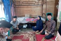 Walikota Palembang H Harnojoyo didamingi Kadis PUPR H Ahmad Bastari Yusak melayat langsung ke kediaman almarhumah di Kertapati Palembang, Minggu 26 Desember 2021.