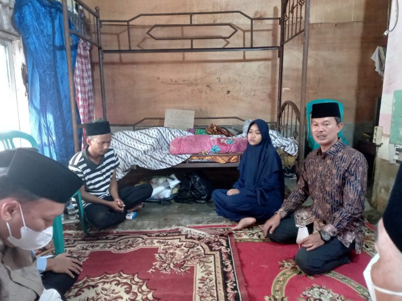 Walikota Palembang H Harnojoyo didamingi Kadis PUPR H Ahmad Bastari Yusak melayat langsung ke kediaman almarhumah di Kertapati Palembang, Minggu 26 Desember 2021.