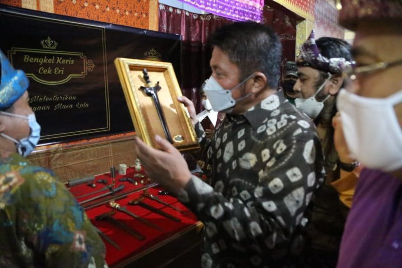 Gubernur Provinsi Sumatera Selatan [Sumsel] H Herman Deru meresmikan Gedung pameran temuan Sungai Musi, sekaligus membuka pameran temporer “Pameran Bersama se-Sumsel”, bertempat di Museum Negeri Sumsel, Rabu [1/12] petang.