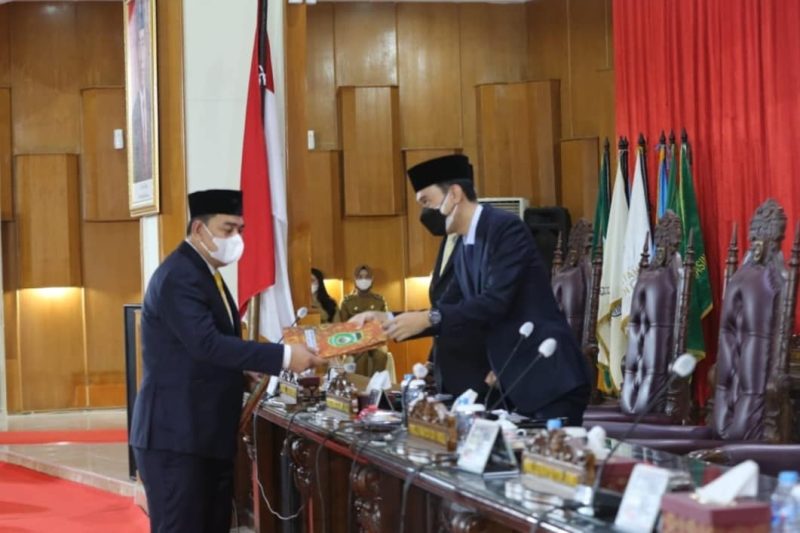  Fraksi fraksi DPRD Provinsi Sumsel menyampaikan pandangan umum terhadap rancangan peraturan daerah [Raperda] APBD Sumsel tahun anggaran 20211.