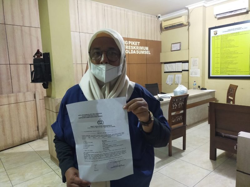 Merasa diberlakukan dengan tidak wajar oleh oknum rumah sakit tersebut, kedua wartawan media online tersebut melaporkan ke SPKT Mapolda Sumsel.