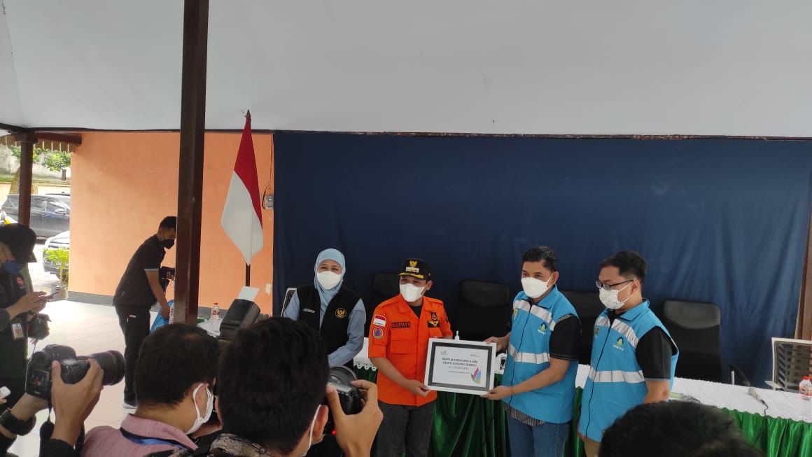 PT PLN (Persero) bergerak cepat dalam memberikan bantuan untuk warga terdampak erupsi Gunung Semeru di beberapa wilayah Kabupaten Lumajang, Jawa Timur.