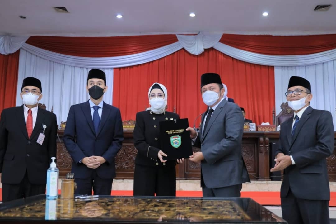Ketua DPRD Provinsi Sumsel Hj RA Anita Noeringhati bersama Gubernur H Herman Deru menandatangani surat keputusan bersama terhadap Rancangan Peraturan Daerah [Raperda] APBD Provinsi Sumsel Anggaran tahun 2022.