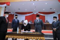 Ketua DPRD Provinsi Sumsel Hj RA Anita Noeringhati bersama Gubernur H Herman Deru menandatangani surat keputusan bersama terhadap Rancangan Peraturan Daerah [Raperda] APBD Provinsi Sumsel Anggaran tahun 2022. 