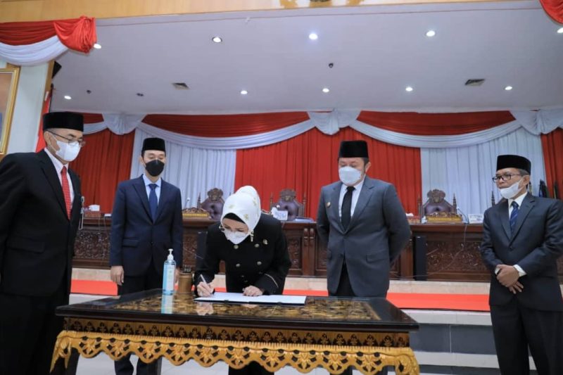 Ketua DPRD Provinsi Sumsel Hj RA Anita Noeringhati bersama Gubernur H Herman Deru menandatangani surat keputusan bersama terhadap Rancangan Peraturan Daerah [Raperda] APBD Provinsi Sumsel Anggaran tahun 2022. 