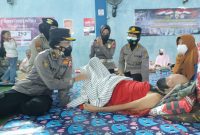 Polisi Wanita [Polwan] bergerak membantu korban bencana erupsi Gunung Semeru dengan menyalurkan bantuan sosial [Bansos] serta menggelar trauma healing.