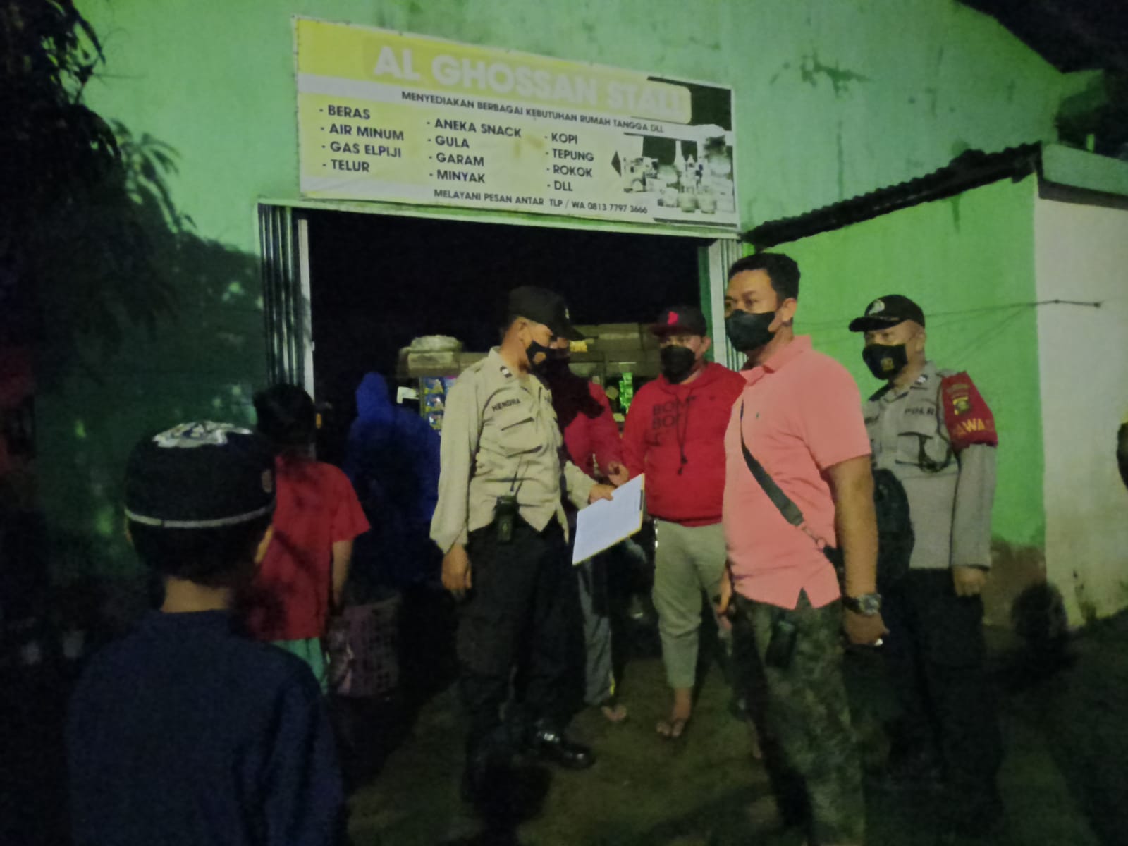 Kanit Reskrim Polsek Kalidoni Ipda Mus Taufik SH bersama 12 personel terjun ke lokasi kebakaran guna mengamankan.