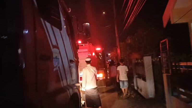 Dinas Pemadam Kebakaran dari pihak PT Pusri dan Kemunig tiba di lokasi guna menjinakan amukan Si Jago Merah