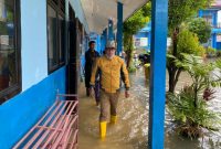 Kadisdik Palembang H Ahmad Zulinto meninjau sejumlah sekolah yang digenangi banjir