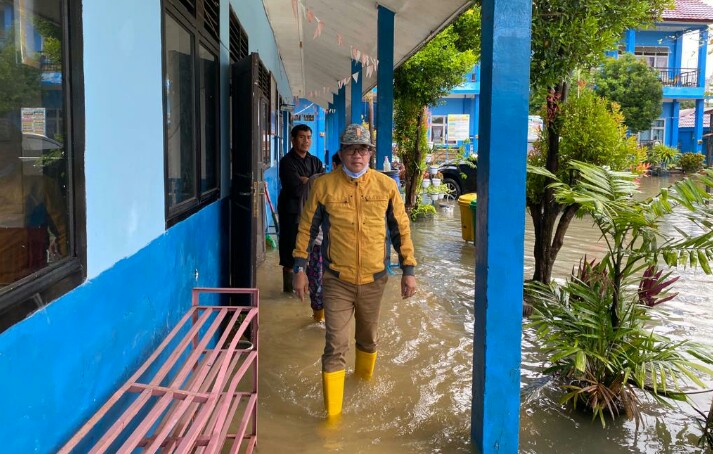 Kadisdik Palembang H Ahmad Zulinto meninjau sejumlah sekolah yang digenangi banjir