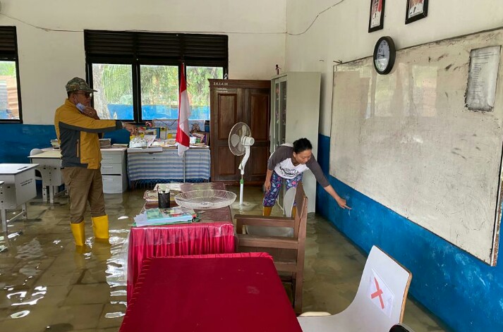 Kadisdik Palembang H Ahmad Zulinto meninjau sejumlah sekolah yang digenangi banjir