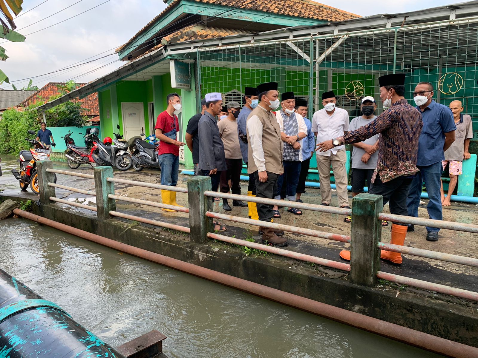 Walikota Palembang H Harnojoyo didamingi Kadis PUPR H Ahmad Bastari Yusak melayat langsung ke kediaman almarhumah di Kertapati Palembang, Minggu 26 Desember 2021.