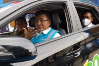 Gubernur Sumsel H Herman Deru bersama General Manager PLN WS2JB Bambang Dwiyanto mencoba mengendarai mobil listrik [Molis] saat agenda peresmian Stasiun Pengisian Kendaraan Listrik Umum [SPKLU] di area Kantor PLN ULP Jalan Demang Lebar Daun Palembang, Selasa [18/1/2022].