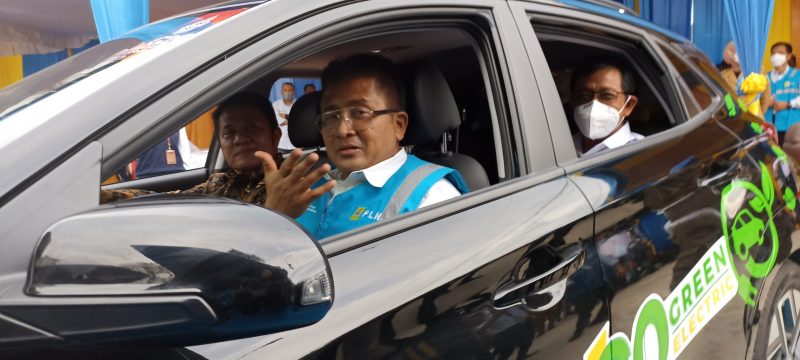 Gubernur Sumsel H Herman Deru bersama General Manager PLN WS2JB Bambang Dwiyanto mencoba mengendarai mobil listrik [Molis] saat agenda peresmian Stasiun Pengisian Kendaraan Listrik Umum [SPKLU] di area Kantor PLN ULP Jalan Demang Lebar Daun Palembang, Selasa [18/1/2022].