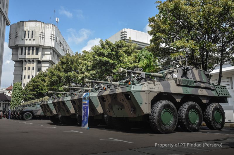  Sebanyak tujuh unit kendaraan tempur [Ranpur] Badak 6x6, 26 unit Anoa 6x6 [APC & Komando] dan 10 unit kendaraan taktis [Rantis] Komodo 4x4 [APC] diserahkan kepada Kasad, Jenderal TNI Dudung Abdurachman. Source: PT Pindad