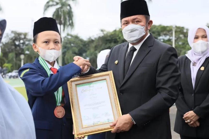 Gubernur Sumsel H Herman Deru memberikan penghargaan Satya Lencana Karya Satya 30 tahun, 20 tahun dan 10 tahun kepada ASN, dan juga ditujukan kepada Madrasah, Guru dan Siswa berprestasi.