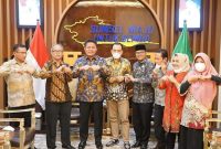 Gubernur Sumsel Herman Deru saat menerima audiensi para pengurus PB IKBA, di ruang kerjanya, Selasa [4/1].