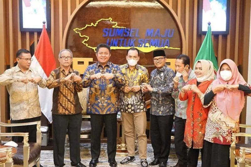 Gubernur Sumsel Herman Deru saat menerima audiensi para pengurus PB IKBA, di ruang kerjanya, Selasa [4/1].