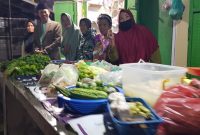 Kamis [6/1/2022] pagi, Harnojoyo nimbrung dengan emak emak pedagang sayur yang berada di seputaran masjid milik Emak Masriyah.