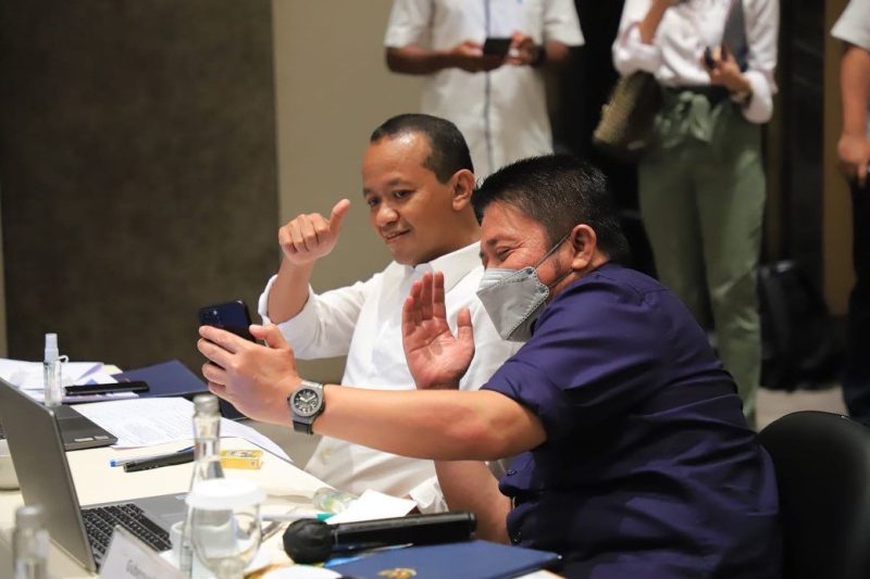 Gubernur Sumsel H Herman Deru bersama Direktur Utama, Arsal Ismail melakukan rapat dengan Menteri Investasi/Kepala Badan Koordinasi Penanaman Modal [BKPM] Bahlil Lahadalia secara virtual bertemapt di Hotel Santika Priemere Bandara Palembang, Senin [10/1]