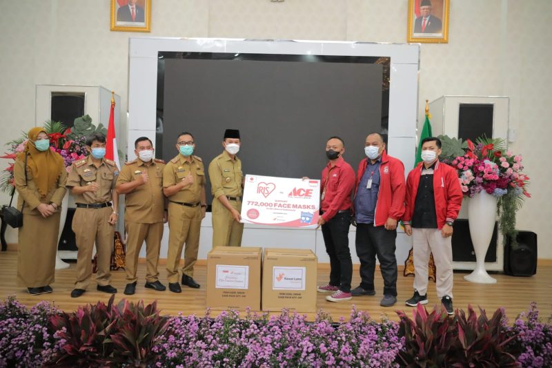 ACE Hardware melalui Kawan Lama Foundation menyerahkan bantuan masker tiga lapis [three-layered] produksi IRIS ke Pemerintah Kota [Pemkot] Palembang.