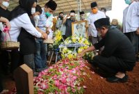 Gubernur Sumsel H Herman Deru bertindak sebagai Inspektur Upacara [Irup] pada prosesi pemakaman mantan Walikota Palembang dua periode Drs H Husni MM bin Zainal di TPU Keluarga Gandus Kota Palembang, Selasa 11 Januari 2022.