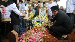 Gubernur Sumsel H Herman Deru bertindak sebagai Inspektur Upacara [Irup] pada prosesi pemakaman mantan Walikota Palembang dua periode Drs H Husni MM bin Zainal di TPU Keluarga Gandus Kota Palembang, Selasa 11 Januari 2022.