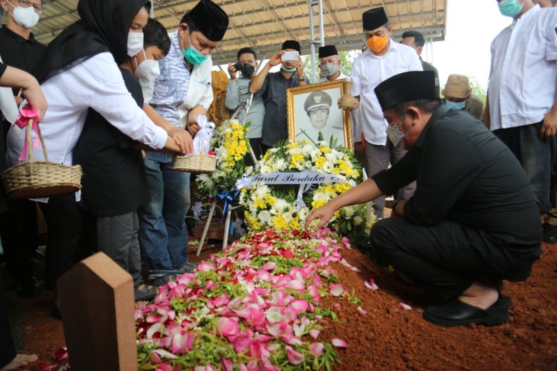 Gubernur Sumsel H Herman Deru bertindak sebagai Inspektur Upacara [Irup] pada prosesi pemakaman mantan Walikota Palembang dua periode Drs H Husni MM bin Zainal di TPU Keluarga Gandus Kota Palembang, Selasa 11 Januari 2022.