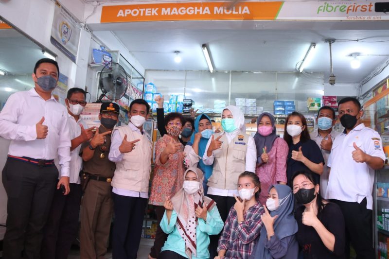 Kepala Balai Besar Pengawas Obat dan Makanan [BBPOM] Palembang Drs Martin Suhendri Apt MFarm bersama Wakil Walikota Fitrianti Agustinda meninjau beberapa lokasi penjualan obat [Apotek].
