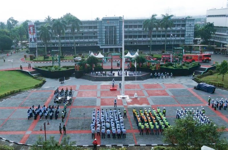 Direktur Utama PT Bukit Asam Tbk [Dirut PTBA] jadi inspektur upacara [Irup] pada peringatan bulan keselamatan dan kesehatan [K3] di halaman Kantor PTBA Tanjung Enim, Rabu [12/1/2022]